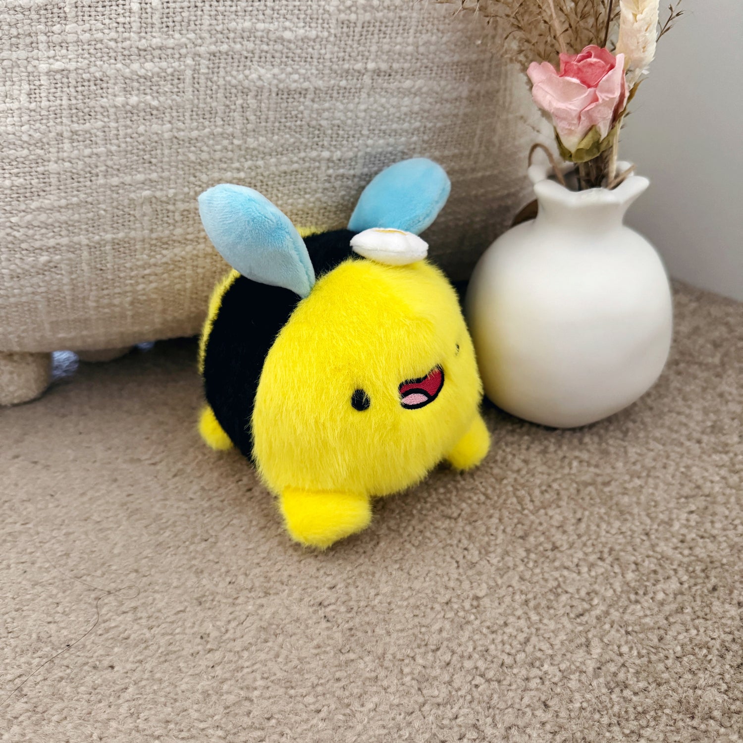 Bee plush keychain with flowers