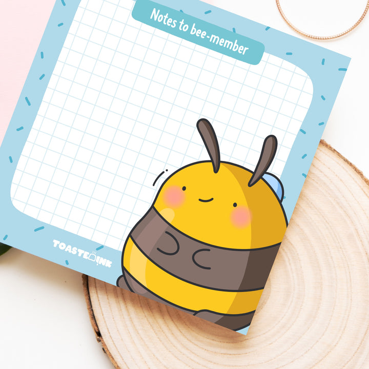 Bee sticky notes on wooden block