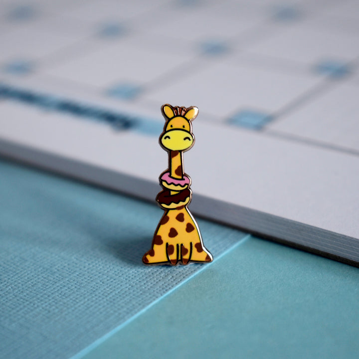 Giraffe pin with notepad
