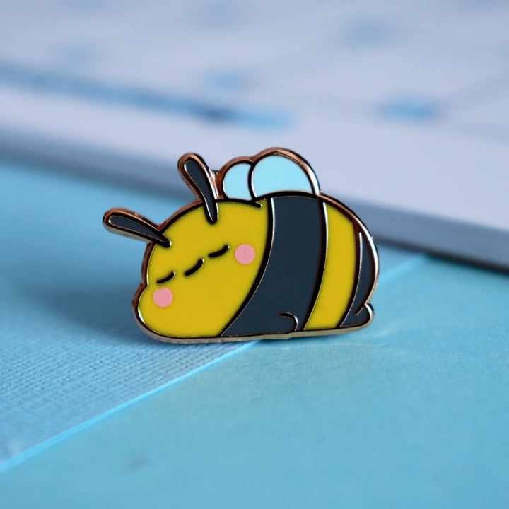 Bumblee bee enamel pin with notepad